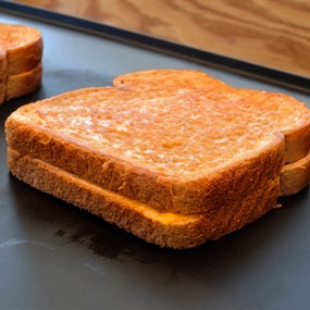 Бутерброды жареные с камамбером