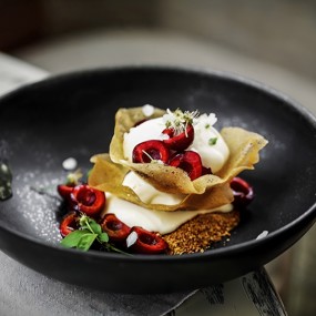 Черешневый медовик со сметанным мороженым