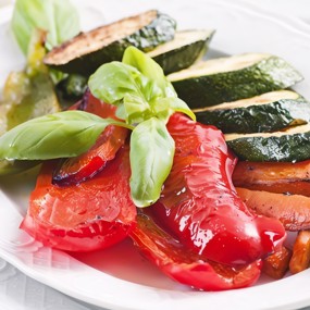 Цукини, тыква и перцы на гриле со свежим базиликом