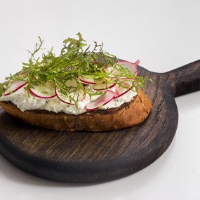 Дачный тост с редиской и зеленью