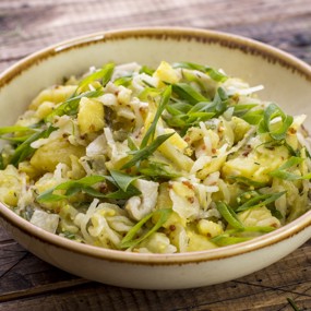 Деревенский салат с квашеной капустой и белыми груздями