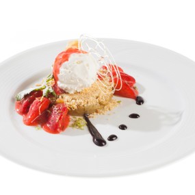 Десерт из ревеня с клубничным соусом