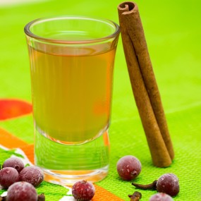 Домашняя пряная клюквенная настойка