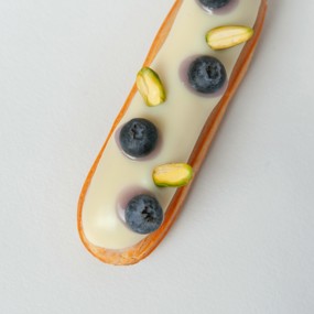 Эклер с черной смородиной