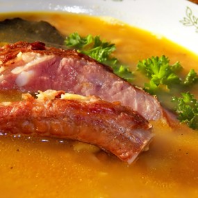 Гороховый суп на копченых ребрышках с беконом