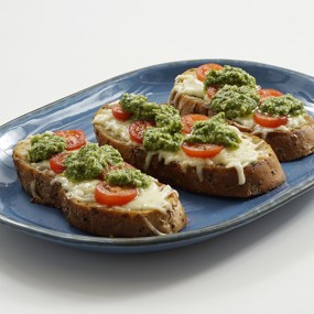 Горячие бутерброды капрезе с домашним песто