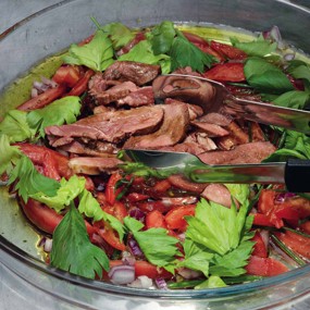 Говядина с томатами, базиликовым маслом и листьями сельдерея