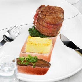 Говяжьи миньоны с белыми грибами и картофелем