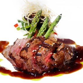 Говяжьи стейки на гриле с соусом барбекю из кофе