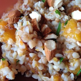 Гречневая каша на кокосовом молоке с тыквой, петрушкой и миндалем