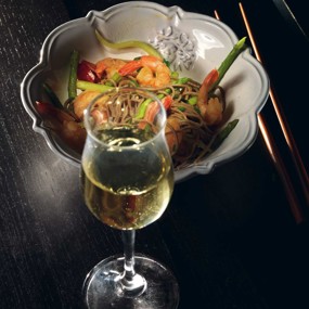 Гречневая лапша с креветками и зеленой спаржей