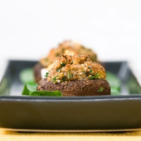 Грибы фаршированные сыром бри, с зеленью и чесноком