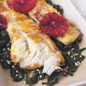 Хек со шпинатом и красным апельсином