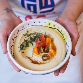 Хумус бейрути с помидорами