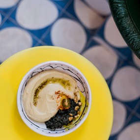 Хумус со шпинатом и черри