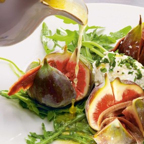 Инжир с анчоусами, творожным сыром, медовым соусом и рукколой