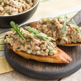 Итальянский салат с тунцом и белой фасолью