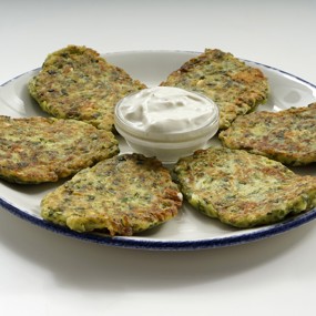 Кабачковые оладьи со шпинатом и фетой