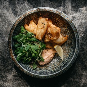 Кальмар в темпуре с зеленым салатом