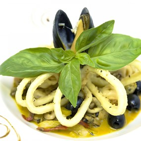 Кальмары с сельдереем, оливками и луком-шалот