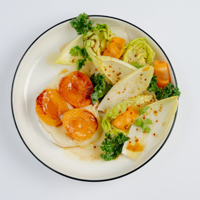 Камамбер с абрикосами и хрустящими салатом