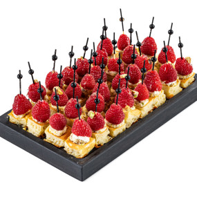 Канапе из вафли с малиной и фисташкой