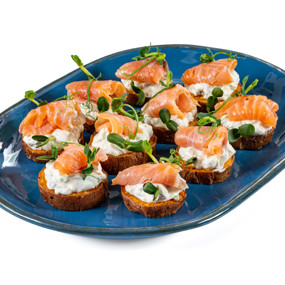 Канапе с бататом и лососем
