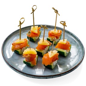 Канапе с огурцом, творожным сыром и красной рыбой