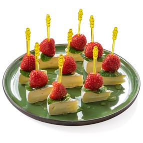 Канапе с сыром бри и клубникой