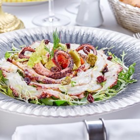 Карпаччо из осьминога с поке из авокадо и томатов