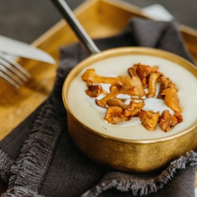 Картофельное пюре с лисичками с мускатным орехом