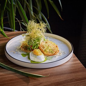 Картофельные драники с щучьей икрой, картофелем пай и зеленым соусом