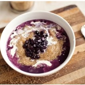 Каша из амаранта с черникой