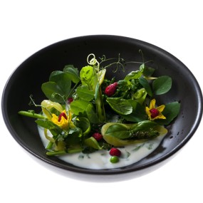 Кейл с острым перцем, зеленым горошком и соусом из ряженки