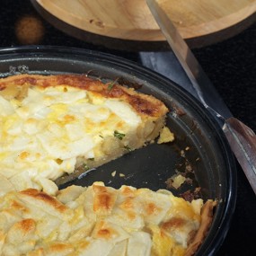 Киш с карамелизованным чесноком и травами