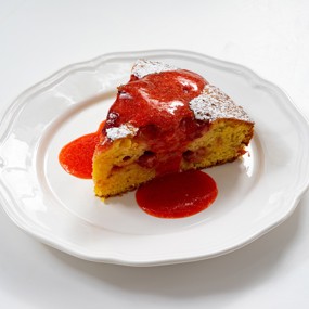 Шарлотка с клубникой