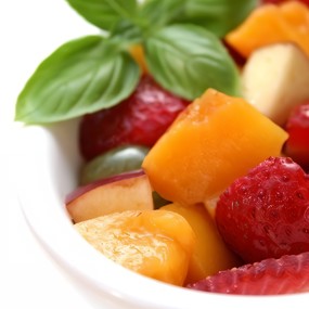 Клубнично-персиковый салат с дыней, шампанским и ягодным соусом