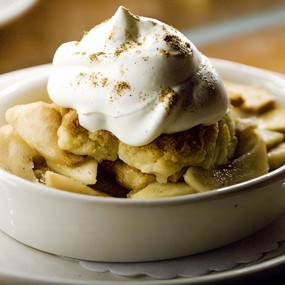 Коблер с яблоками, айвой и ромовым изюмом