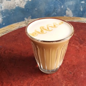 Кофе с молоком, гречишным медом и ванильной солью