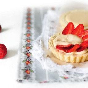 Корзиночки  с  заварным карамельным  кремом  и  клубникой