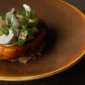 «Крошка-картошка» с солеными грибами, маринованными огурцами и нерафинированным маслом