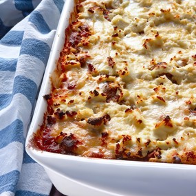 Кугель из лапши с рикоттой, изюмом и яблоками