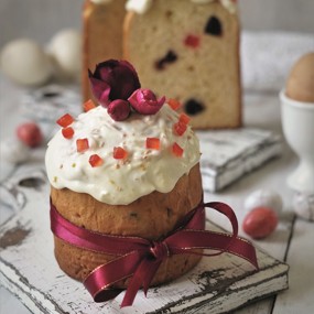 Кулич с сахарной вишней на сгущенном молоке