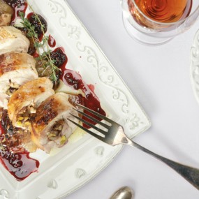 Курица, фаршированная орехами и черносливом, с ежевичным соусом