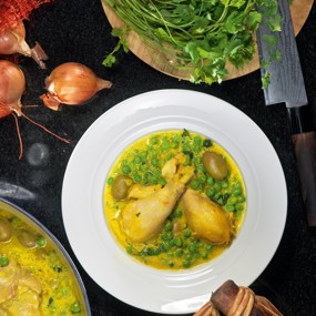 Курица с шафраном, оливками и горошком