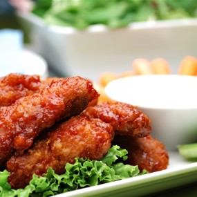 Куриные крылышки с чесноком в томатном соусе