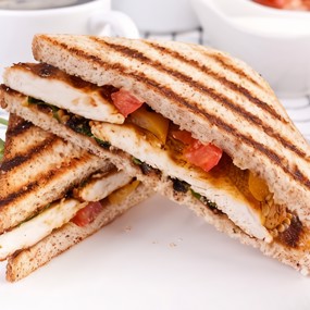 Куриные сэндвичи с курицей гриль и соусом барбекю