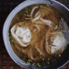 Куриный суп с пельменями и лапшой