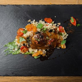 Кускуc с ягненком и чатни из груши