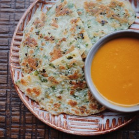 Лепешка с зеленым луком и карри в японском стиле